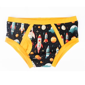 Lindos calzoncillos para hombre. Cohetes sobre fondo negro.