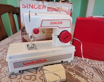 Máquina de coser cantante infantil vintage.