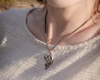 Collar con colgante de cabeza de violín de helecho en plata de ley / Joyería artesanal; Joyería botánica australiana