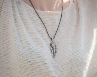 Collar con colgante de helecho australiano en plata de ley: Joyería botánica