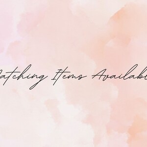 K&ouml;nnte beinhalten: Ein weicher Aquarellhintergrund in Rosat&ouml;nen und Pfirsich mit dem Text "Matching Items Available" in Schwarz.