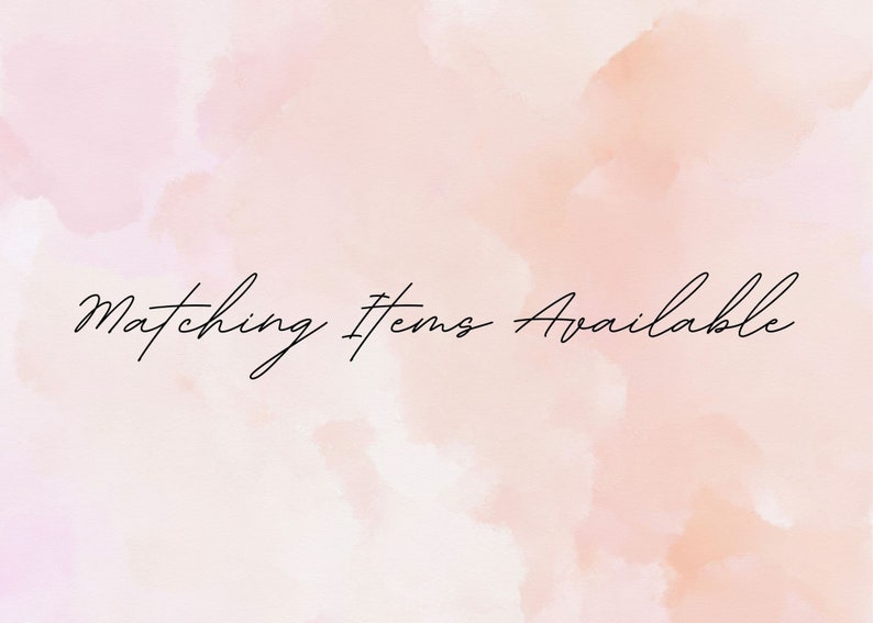 K&ouml;nnte beinhalten: Ein weicher Aquarellhintergrund in Rosat&ouml;nen und Pfirsich mit dem Text "Matching Items Available" in Schwarz.