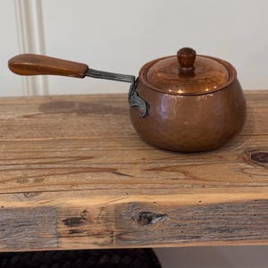 Panela vintage Stockli Netstal de cobre com tampa, fabricada na Suíça em cobre martelado, com cabo de madeira, decoração rústica para cozinha.
