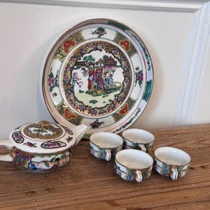 Juego de té de porcelana china en miniatura vintage con bandeja, Famille Rose, tetera floral y cuatro tazas, decoración estilo chinoiserie.