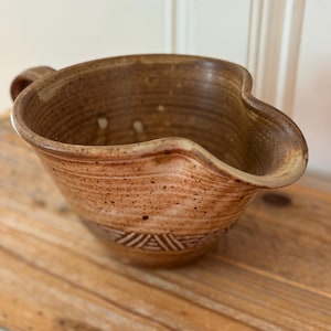 Vintage signerad Studio Pottery smet skål, handgjuten stengods blandningsskål med handtag och hällpip, rustik keramik