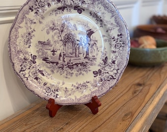 Two’s Company Paars Decoratief Bord met Bloemenrand en Abdijruïnes, Keramisch Decoratiebord met Geschulpte Rand, 25,4 cm