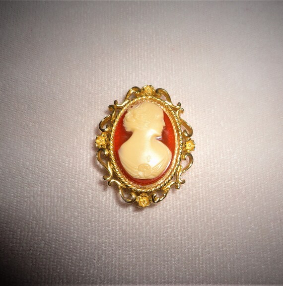 Vintage Renaissance Inspired Cameo Brooch****