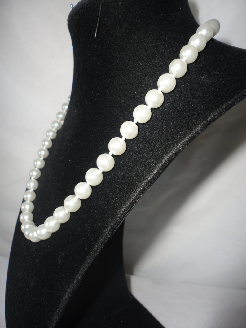 Vintage Coated White Pearl Necklace******.