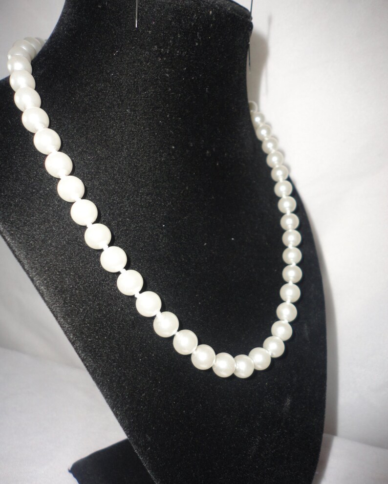 Vintage Coated White Pearl Necklace******.