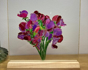 Pintura de vidrio con flores de guisante de olor rojo y bayas en soporte, regalo de flores de nacimiento en abril