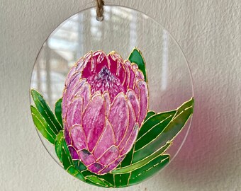 Atrapasol de protea pintado a mano: pintura de vidrio con flores tropicales