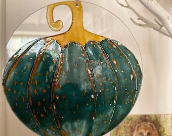 Atrapasol de calabaza con vitral azul verdoso: decoración otoñal en tonos terrosos
