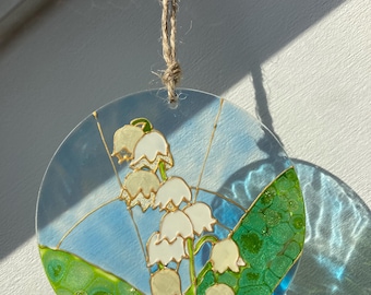 Atrapasueños de flores de nacimiento de mayo con vidrieras de lirio de los valles