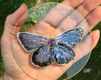 Atrapasueños de mariposa azul en vidriera: Arte de insectos pintado a mano