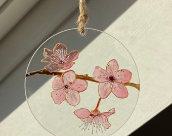 Atrapasueños de flor de cerezo en vitral: decoración primaveral pintada a mano