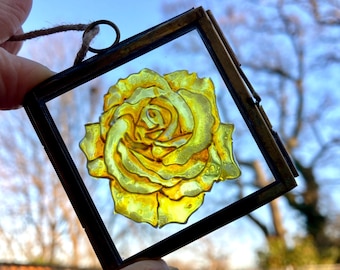 Atrapasueños de vitral con forma de rosa amarilla, hecho a mano, ideal como adorno colgante de flores de 5 cm, con la frase "Gracias, mamá".