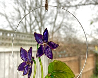 Atrapasueños de vidrieras con flores violetas, pintado a mano, regalo de flores de nacimiento de febrero