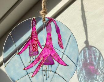 Atrapasueños de flores fucsias de vitral: arte de jardín pintado a mano