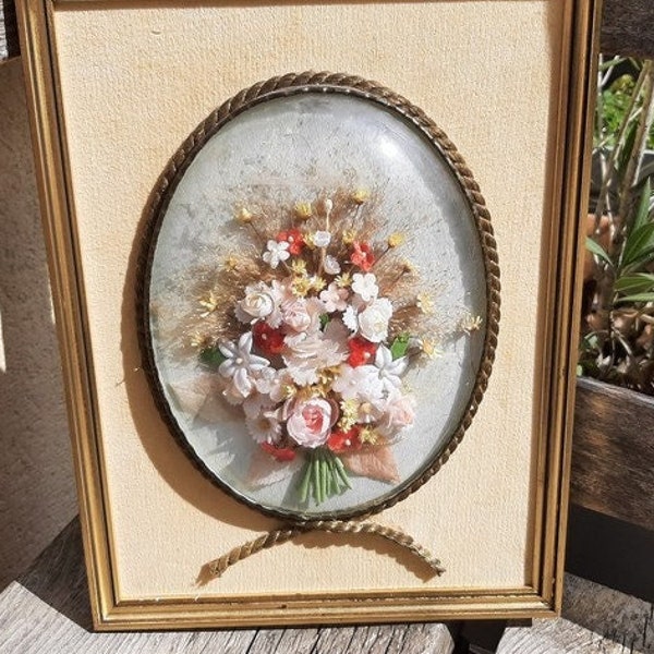 Français cadre de fleurs séchées vintage, dôme en bois doré et verre bulle encadré, peinture de bouquet de fleurs séchées