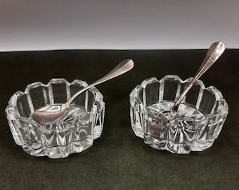 Antiche tazze di sale e pepe francesi con cucchiai placcati in argento