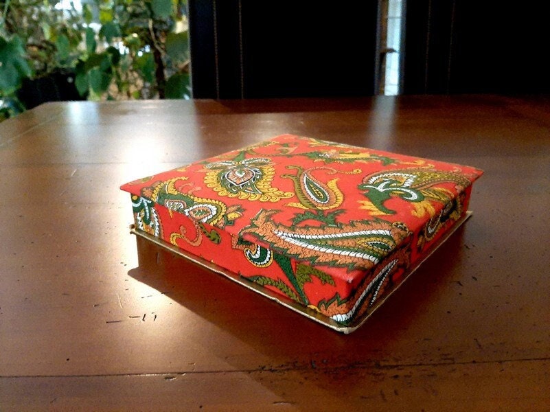 Français Boîte de Chocolat Vintage, Recouverte Tissu Paisley Rouge et Or, Tissu