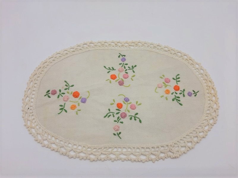 Français Ancien Lin Blanc Cassé Doily, Décor Floral Violet Rose, Brodé à La Main, Garniture en Dente