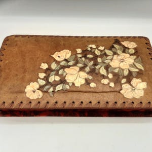 Scatola antica francese rilegata in pelle con decoro floreale intagliato a mano