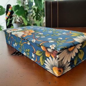 Caja de costura vintage francesa, tela azul con decoración de margaritas, caja forrada de tela, caja de costura de tela, caja de costura de cartón
