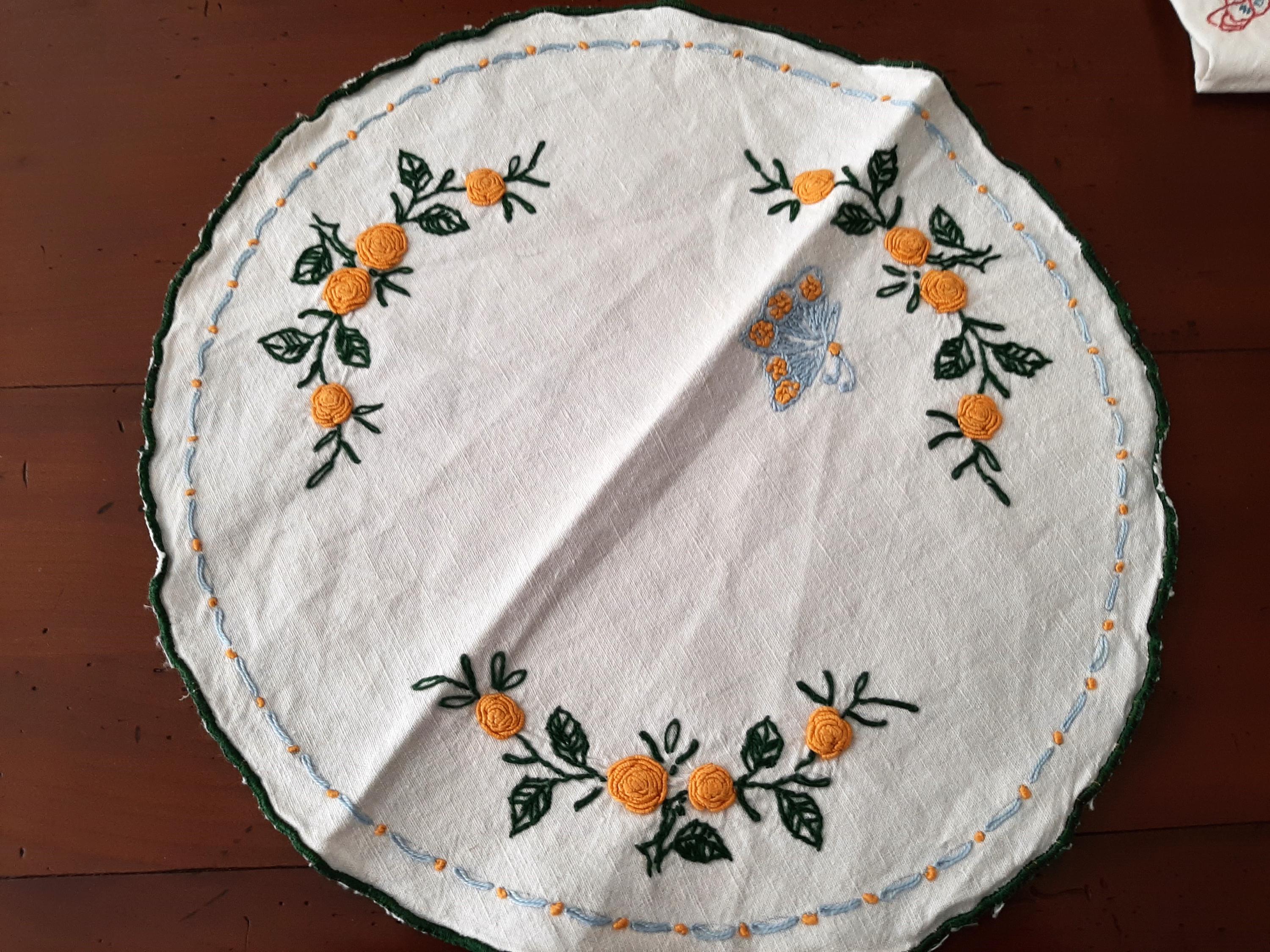 アンティーク フランス ブラウンの百合紋刺繍 バターアイボリー リネンドイリー アンティーク フランス ブラウンの百合紋刺繍 バターアイボリー リネン