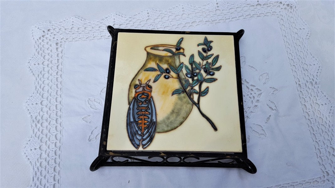 Français Carreaux Provençaux Vintage Trivet, Cadre Métallique, Décor Cigale et Olives, de Céramique