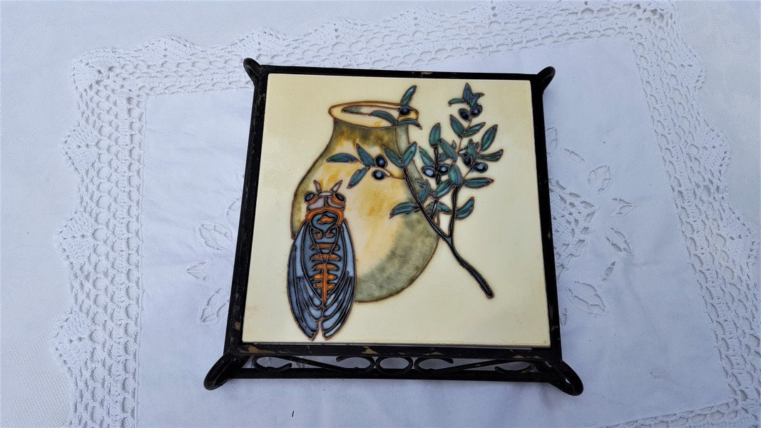 Français Carreaux Provençaux Vintage Trivet, Cadre Métallique, Décor Cigale et Olives, de Céramique 