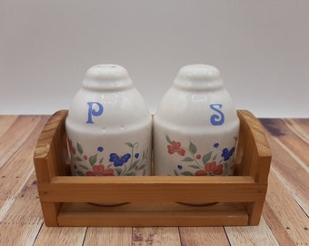 Poivrière et salière vintage françaises dans un panier en bois, shakers à décor floral peints à la main en céramique