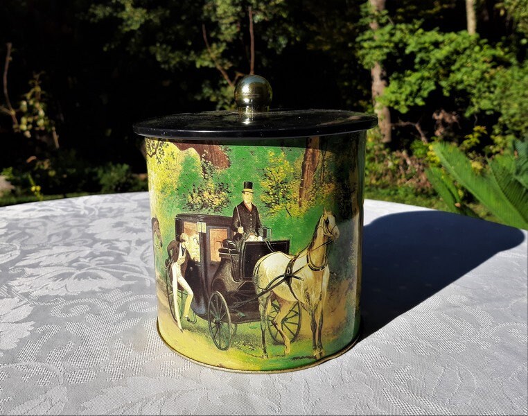 Français Boîte en Fer-Blanc Ronde Vintage avec Décor de Calèche, à Biscuits, Sucre Ronde