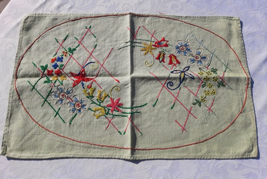 Français Doily en Lin Vert Vintage, Brodé à La Main, Décor Floral Jaune et Rouge,