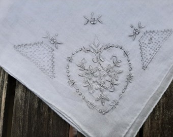 Mouchoirs en lin blanc antique - coeur et décor floral broderie à la main - mouchoirs brodés à la main