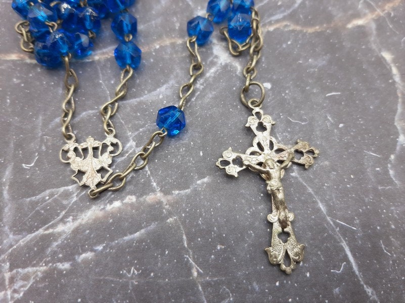 Français Perles à Facettes en Verre Bleu Rosaire Vintage, Crucifix de Croix Argent et Médaillon