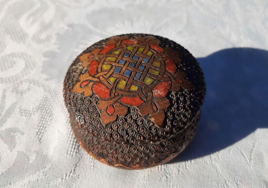 Français Boîte en Bois Vintage Sculptée à La Main et Peinte avec Un Décor Floral, Bibelots, Main