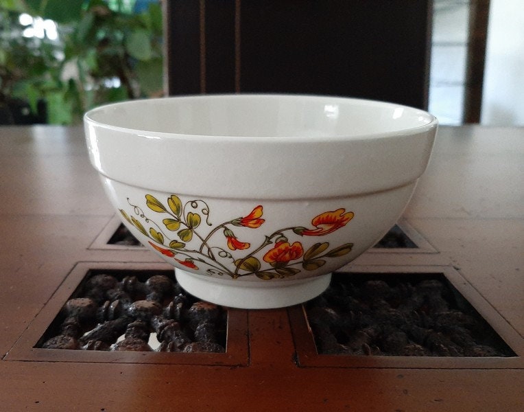 Italien Vintage Ceramic Quadrifoglio Blanc et Rouge Floral Bowl, Café Au Lait Bowl