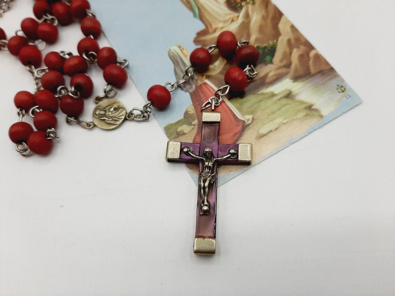 Chapelet Vintage Lourdes, Perles de Bois Roses, Crucifix Argenté et Violet