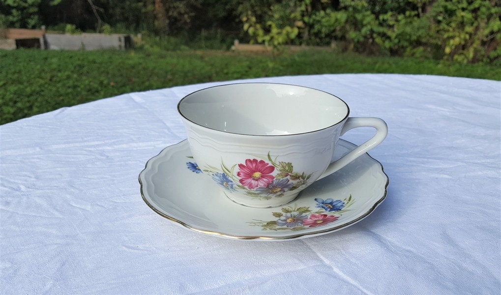 Français Tasse à Café en Porcelaine Blanche Vintage ou Thé et Soucoupe Décor Floral Rose