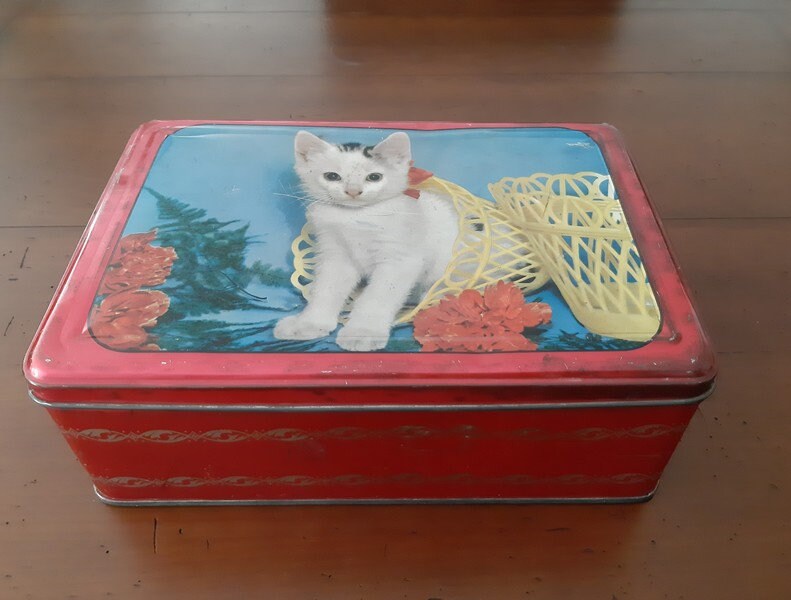 Français Boîte en Fer Blanc Vintage avec Un Chaton Dans Panier, Décor Floral, Étain Rouge