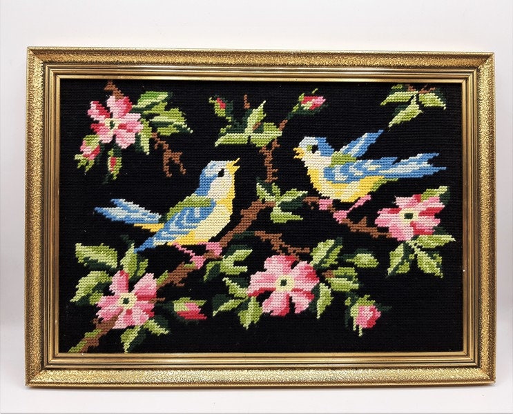 Français Tapisserie Vintage Encadrée à L'aiguille, d'oiseaux en Bois Doré et Décor Floral Rose
