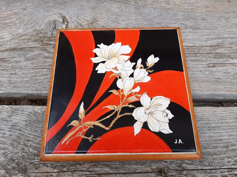 Trivet Italien de Tuile d'ingeliva, Cadre en Bois, Décor Géométrique Rouge Noir et Floral Blanc, Tri