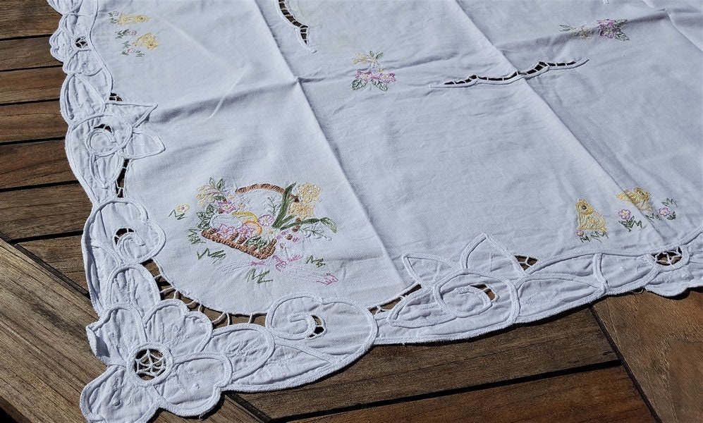 Français Nappe de Lin Antique ou Centre Table, Blanc, Poussins et Décor Floral Rose Brodé à La Main