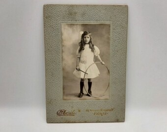 Antikes französisches Porträt eines kleinen Mädchens mit weißem Kleid und Reif, Originalfotografie -Schrankportrait-, antike Kinderfotografie