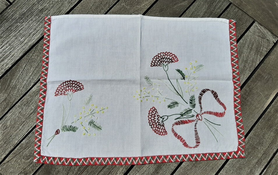 Français Tissu Antique de Plateau Lin ou Napperon, Main Blanche Faite Brodée, Décor Floral Rouge