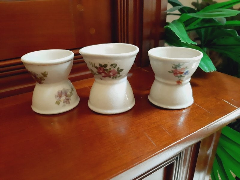 Ensemble de 3 Français Des Tasses à Œufs Blancs Antiques, en Porcelaine, Un Décor Floral, Diabolo