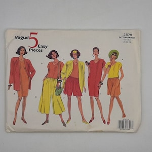 Könnte beinhalten: Vogue Easy Pieces Schnittmuster Nummer 2679 für fünf verschiedene Outfits. Das Schnittmuster beinhaltet eine rote Jacke, eine gelbe Hose, ein rotes Kleid, ein gelbes Oberteil und einen roten Rock.