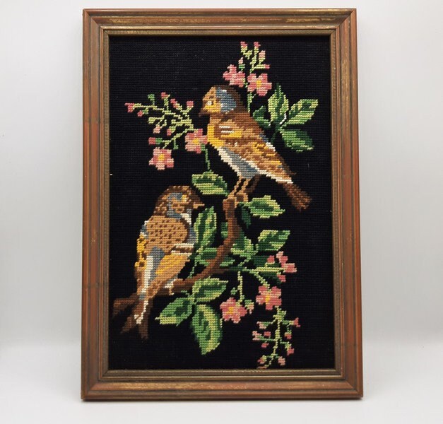 Français Tapisserie Vintage Encadrée à L'aiguille, d'oiseaux en Bois et Décor Floral Rose