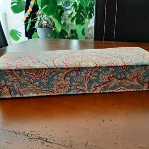 Caja de costura vintage francesa, caja forrada de tela, caja de costura de tela con estampado paisley rosa, caja de costura de cartón